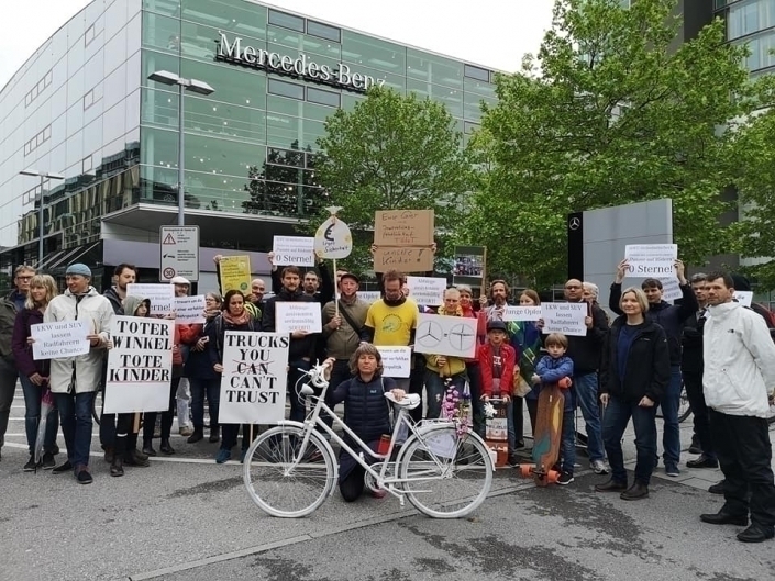 Demo-vor-Mercedes-Benz-München