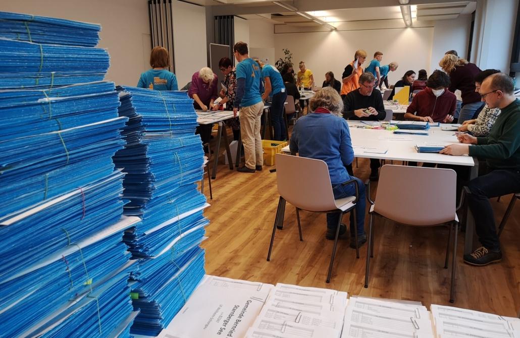 Freiwillige zählen Unterschriften. Foto: Andreas Schuster