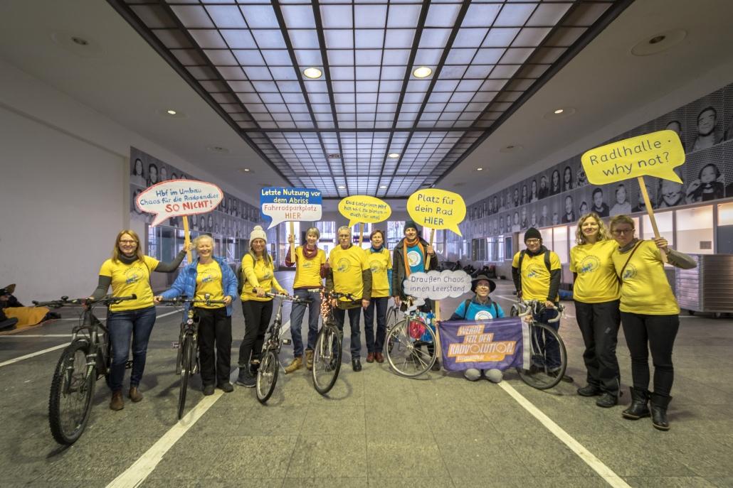 Die Schilder lauten: 
"Hbf im Umbau Chaos für die Radpendler SO NICHT!" "Letzte Nutzung vor dem Abriss Fahrradparkplatz HIER" "Das Labyrinth Hbf hat viel zu bieten - auch für uns!" "Platz für dein Rad HIER" "Draußen Chaos innen Leerstand" "Radlhalle why not?"